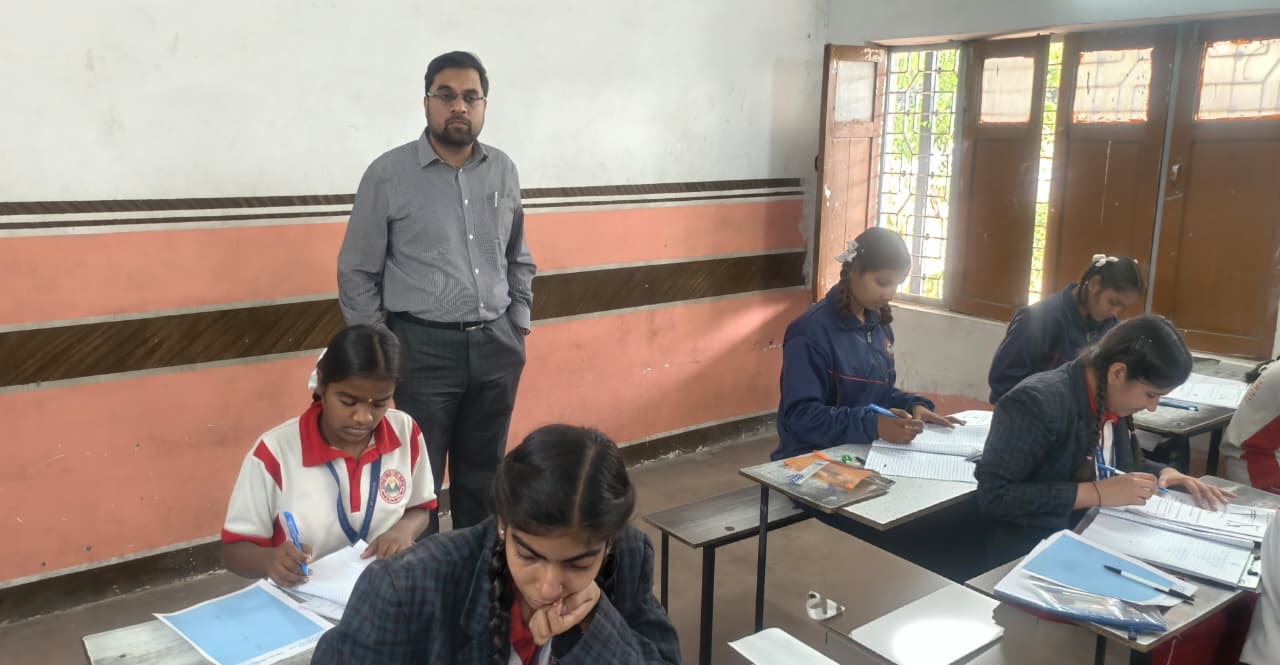 डीसी आयुष सिन्हा ने जिले के परीक्षा केंद्रों का किया निरीक्षण कर परीक्षार्थियों की एंट्री, फ्रिस्किंग और सुरक्षा प्रबंधों का लिया जायजा