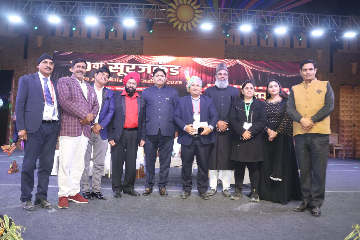 कवि सम्मेलन में प्रेम, समाज और व्यवस्था पर तीखा व्यंग्य, श्रोताओं ने तालियों से किया स्वागत 