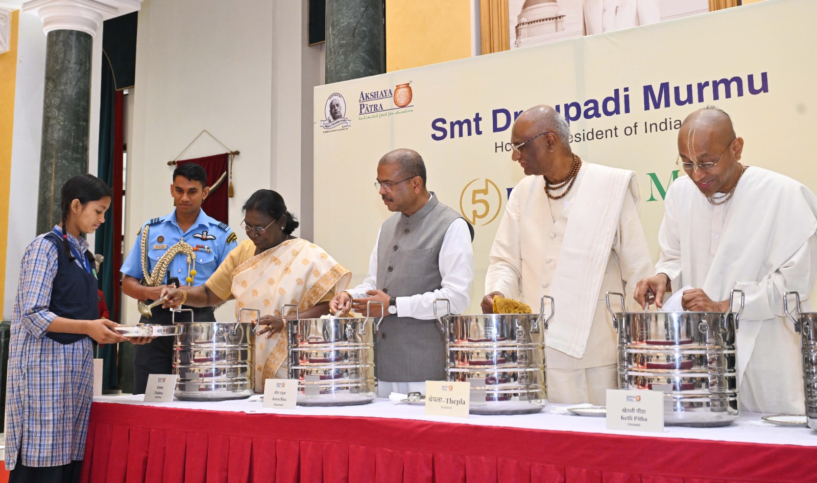 भारत की माननीय राष्ट्रपति ने परोसी अक्षय पात्र की 5 अरबवीं थाली