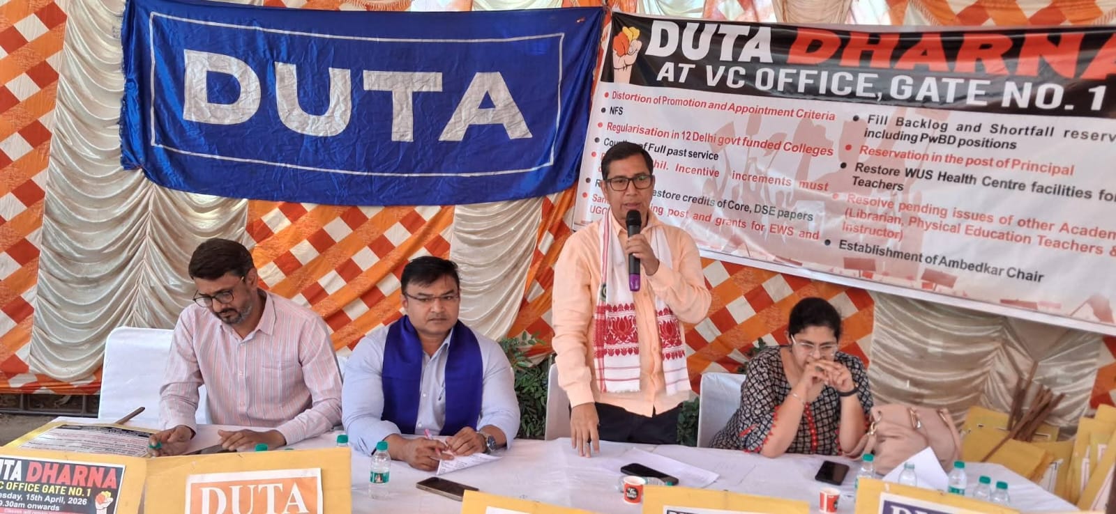 डूटा ने वाइस चांसलर के ऑफिस में सर्विस कंडीशन और एकेडमिक सुधारों की मांग को लेकर धरना 