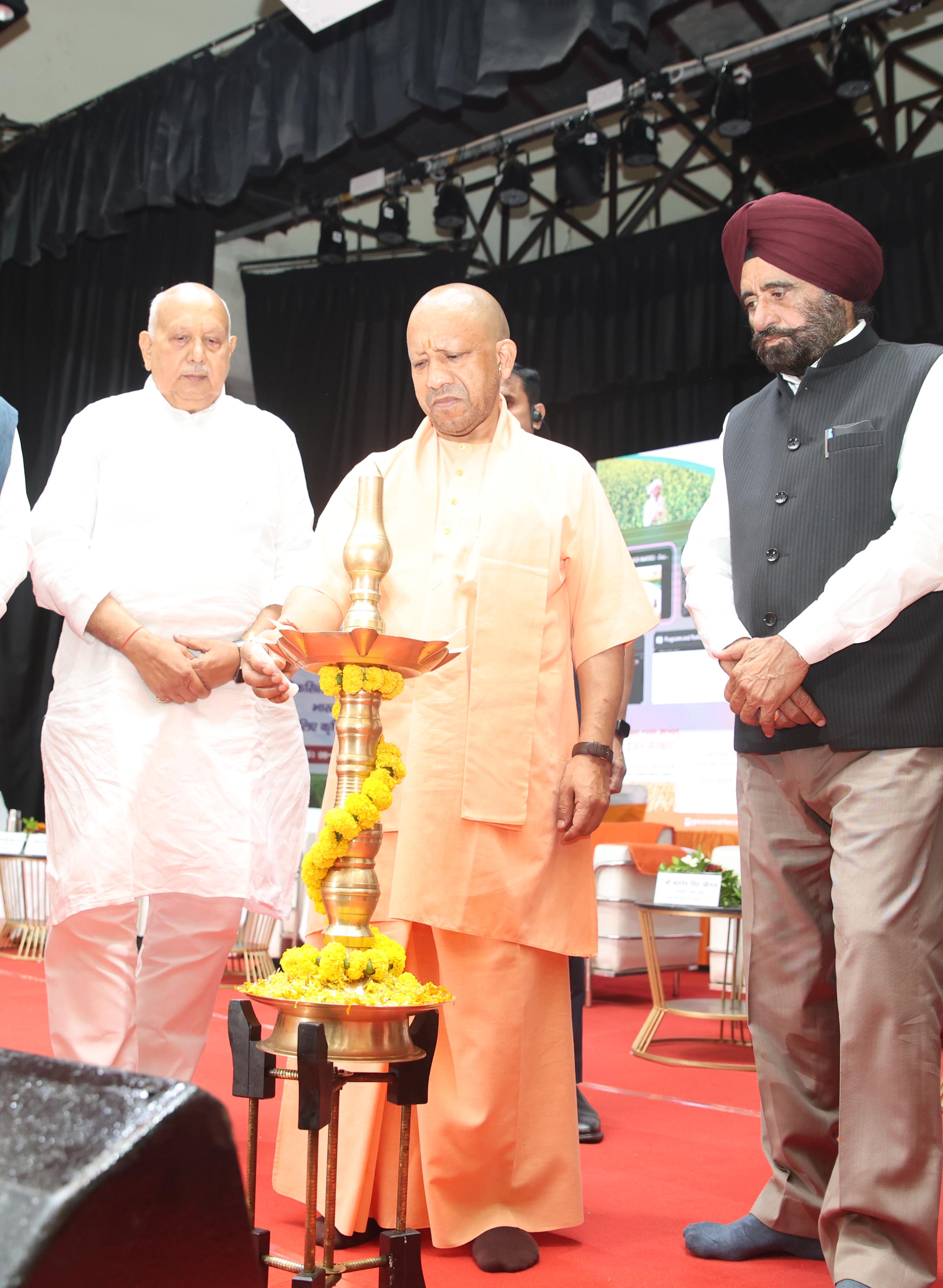 मुख्यमंत्री ने उत्तर प्रदेश कृषि वैज्ञानिक सम्मान योजना (2025-26) के तहत 15 वैज्ञानिकों को किया सम्मानित