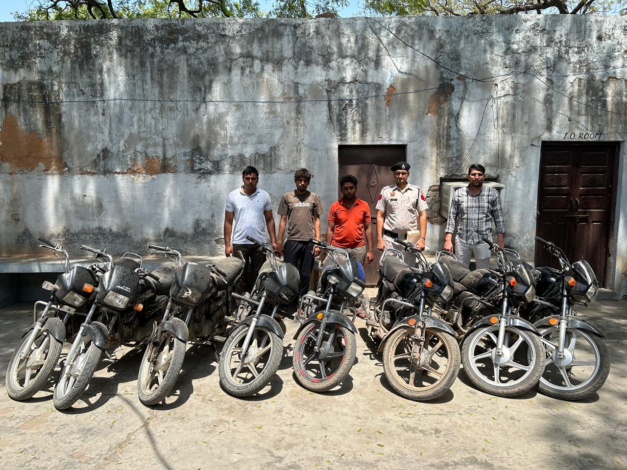 अंतर्राज्यीय वाहन चोर गिरोह के 2 शातिर आरोपियों को किया गिरफ्तार , चोरी की आठ बाइकें बरामद 