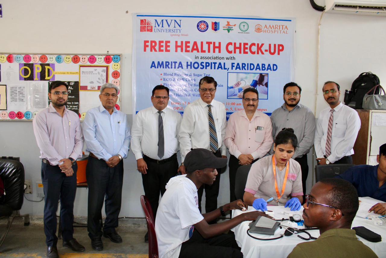 स्वास्थ्य जांच शिविर में विद्यार्थियों व शिक्षकों की हुई जांच