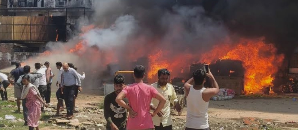 गुरुग्राम के सेक्टर 51 की झुग्गियों में लगी आग, लाखों का सामान खाक 