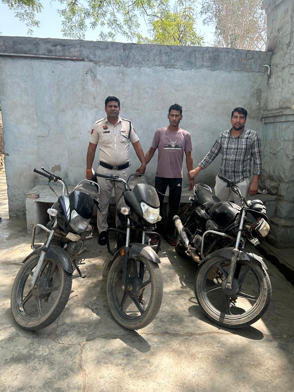चोरी की तीन बाइकों  के साथ आरोपी को किया गिरफ्तार 