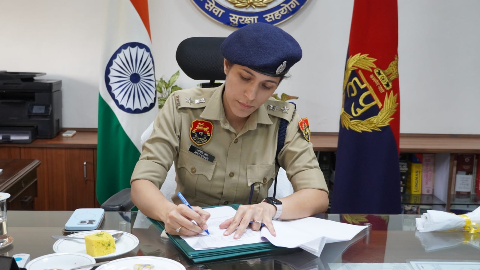Panchkula News: पंचकूला पुलिस को मिली नई कमान: गुलदस्ते, पुलिस सलामी और अधिकारियों के स्वागत के बीच 2021 बैच की आईपीएस अदिति सिंह ने डीसीपी के रूप में संभाला कार्यभार