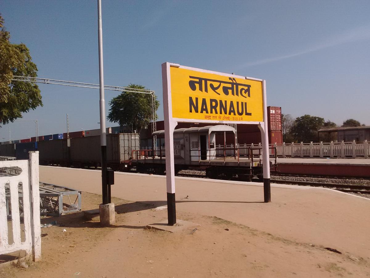 Narnaul News: रेलवे स्टेशन पर यात्रियों ने रखीं 8 प्रमुख मांगें, समाधान का आश्वासन