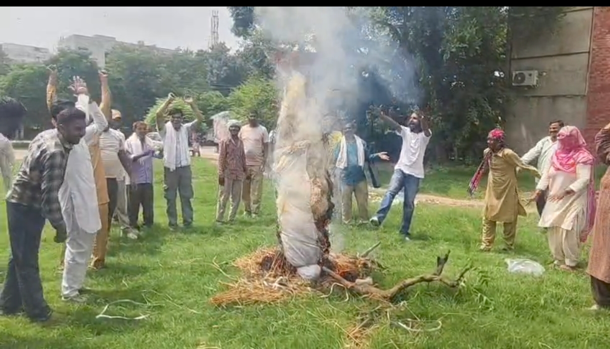 Panchkula News: सफाई कर्मचारियों ने फूंका मंत्री कृष्ण बेदी का पुतला, आंदोलन तेज करने की चेतावनी