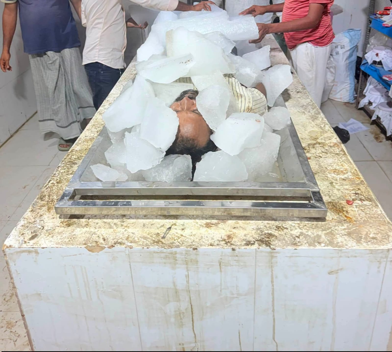 Mewat Ferozepur Jirkha News: बर्फ के सहारे शव रखने की तस्वीर ने स्वास्थ्य व्यवस्था पर उठाए गंभीर सवाल