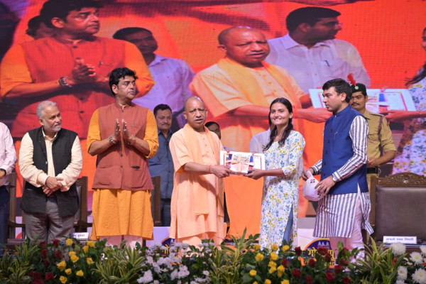 सीएम योगी की बच्चों से अपील- स्मार्टफोन की जगह अच्छी पुस्तकों में करें अपने समय का निवेश