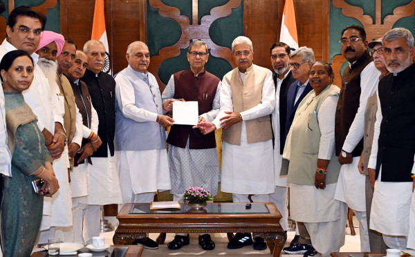 भूपेंद्र सिंह हुड्डा और राव नरेंद्र के नेतृत्व में कांग्रेस विधायक दल ने राज्यपाल को सौंपा ज्ञापन 