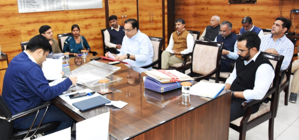 सोलर पैनल लगवाए, बिजली बिल का खर्चा करें कम