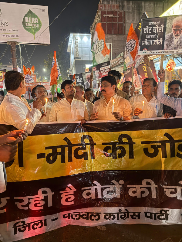 विधायक चौधरी इसराईल के नेतृत्व में पलवल कांग्रेस का “वोट चोरी” के खिलाफ कैंडल मार्च