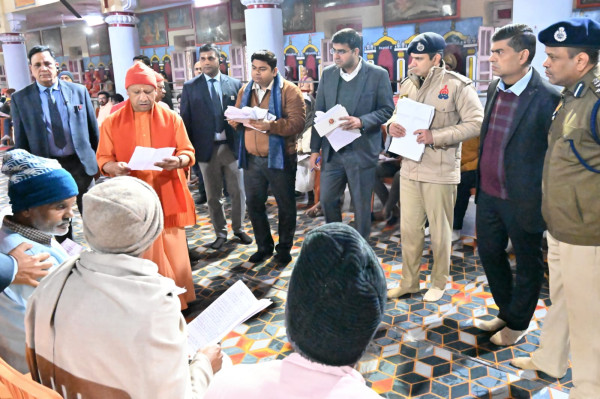 गोरखनाथ मंदिर में मुख्यमंत्री ने किया जनता दर्शन का आयोजन, करीब 150 लोगों से मुलाकात कर सुनीं समस्याएं