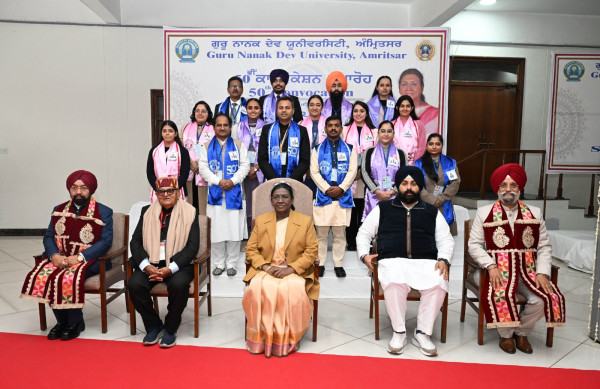 राष्ट्रपति गुरु नानक देव विश्वविद्यालय के दीक्षांत समारोह में शामिल हुईं