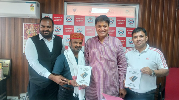 डॉ. राजेश कुमार मंगला के काव्य संग्रह “अतीत के गहने” पर साहित्यिक समालोचना ग्रन्थ प्रकाशित