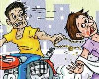 घर के बाहर धूप सेंक रही महिला के गले से बाइक सवारों ने झपटी सोने की चेन, CCTV में कैद वारदात