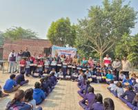 सर्दी से बचाव के लिए छात्रों को भेंट किए जूते मौजे