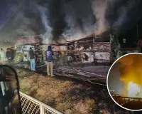 कर्नाटक बस हादसा: चित्रदुर्ग में NH-48 पर ट्रक से टकराई स्लीपर बस, लगी भीषण आग, 9 की मौत