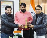 डीआईपीआरओ के चालक हरकेश की ईमानदारी के मुरीद हुए उपायुक्त डा. हरीश कुमार वशिष्ठ, कार्यालय में बुलाकर किया सम्मानित