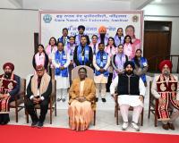 राष्ट्रपति गुरु नानक देव विश्वविद्यालय के दीक्षांत समारोह में शामिल हुईं