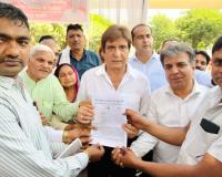 राज बब्बर व पंकज डावर ने दमकल कर्मियों के धरने पर जाकर दिया समर्थन