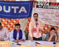 डूटा ने वाइस चांसलर के ऑफिस में सर्विस कंडीशन और एकेडमिक सुधारों की मांग को लेकर धरना 