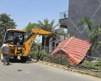 एक्शन मोड में डीटीपी विभाग, ओमेक्स सिटी में ग्रीन बेल्ट पर हुए अतिक्रमण व गेट तोड़े