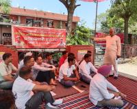 ठेका कर्मियों को रेगुलर करने में कोई कानून अड़चन नहीं, सरकार की नीयत में खोट : सुभाष लांबा