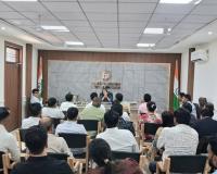 डीएम गौतमबुद्धनगर की अध्यक्षता में विभिन्न औद्योगिक इकाइयों की आउटसोर्सिंग एजेंसी/संविदाकारों की बैठक