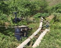 जमीन पर गिरे ट्रांसफार्मर से हो रही बिजली आपूर्ति, ग्रामीणों में दहशत