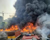 प्लास्टिक फैक्ट्री में आग, चारों ओर धुंआ धुआं 