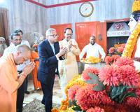 टाटा संस के चेयरमैन ने सीएम योगी के साथ किए गुरु गोरखनाथ के दर्शन