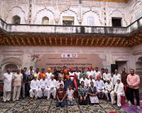 प्रदर्शनी देख हरियाणा और अहीरवाल की विरासत से रूबरू हुए छात्र।