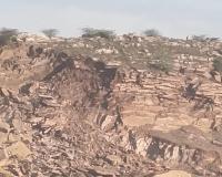 अरावली में अवैध खनन से खतरा, हथनगांव में पहाड़ खिसका, स्कूल की दीवार तक पहुंचे पत्थर।