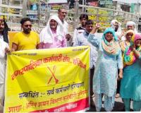 नगरपालिका व अग्रिशमन कर्मचारियों ने अपनी मांगों के समर्थन में उल्टा झाड़ू करके किया रोश प्रदर्शन