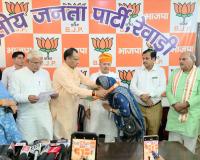 भाजपा प्रदेश अध्यक्ष और केंद्रीय मंत्री की मौजूदगी में निर्दलीय मेयर डा. इंद्रजीत यादव सात निगम पार्षदों के साथ भाजपा में हुई शामिल
