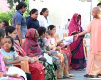 जनता दर्शन: गोरखनाथ मंदिर में 200 लोगों से मुलाकात कर उनकी समस्याएं सुनीं मुख्यमंत्री योगी आदित्यनाथ ने