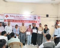 जिला रेडक्रॉस ने दिव्यांगजन की मतदान करने में मदद करने वालों को किया सम्मानित 