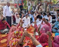 सफाई कर्मचारियों की हड़ताल में शामिल हुए विधायक आफताब अहमद 