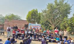 सर्दी से बचाव के लिए छात्रों को भेंट किए जूते मौजे