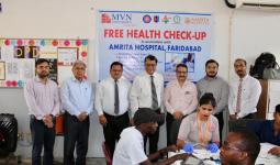 स्वास्थ्य जांच शिविर में विद्यार्थियों व शिक्षकों की हुई जांच