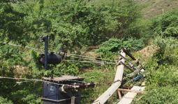 जमीन पर गिरे ट्रांसफार्मर से हो रही बिजली आपूर्ति, ग्रामीणों में दहशत