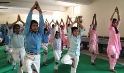 Palwal News : शहीद रामवीर सिंह राजकीय विद्यालय सीहा में योग अभ्यास कार्यक्रम किया