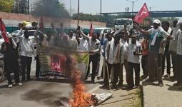 Palwal news: ग्रामीण सफाई कर्मियों ने शव यात्रा निकाल जलाया सरकार का पुतला
