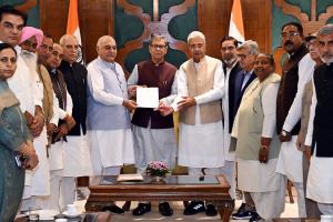 भूपेंद्र सिंह हुड्डा और राव नरेंद्र के नेतृत्व में कांग्रेस विधायक दल ने राज्यपाल को सौंपा ज्ञापन 