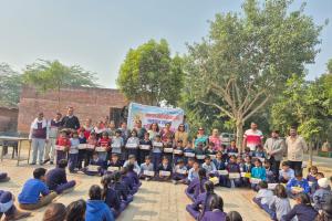 सर्दी से बचाव के लिए छात्रों को भेंट किए जूते मौजे