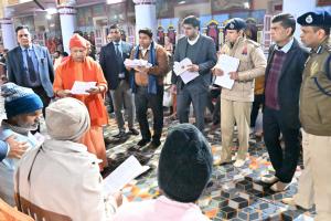 गोरखनाथ मंदिर में मुख्यमंत्री ने किया जनता दर्शन का आयोजन, करीब 150 लोगों से मुलाकात कर सुनीं समस्याएं