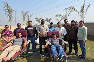 कारना गांव में रक्तदान शिविर का सफल आयोजन, 40 यूनिट रक्त संग्रह           