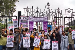 केवाईएस डीयू में भेदभाव के ख़िलाफ़ अपने संघर्ष को और तेज़ करने का करता है ऐलान